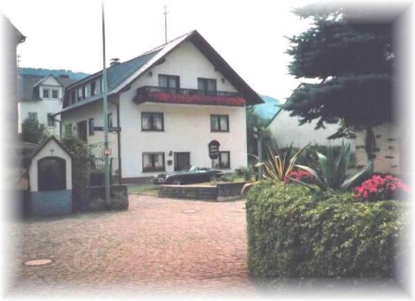 Отель Mosel-Gastehaus Kirch Эрнст Экстерьер фото